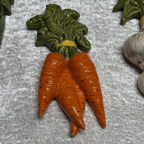 4 Vtg Hand Painted Ceramic Fruit Veggies Wall Hanging Carrots Corn Onions Tomato - Picture 2 of 14